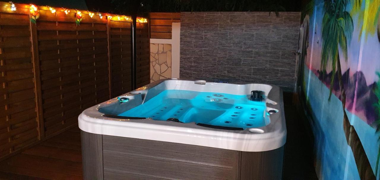 "Chez Claudia "Charmant Logement Avec Jacuzzi Privatif En Toute Intimite Sur Belle Terrasse Exterieure En Bois Et Piscine Courcelles Buitenkant foto