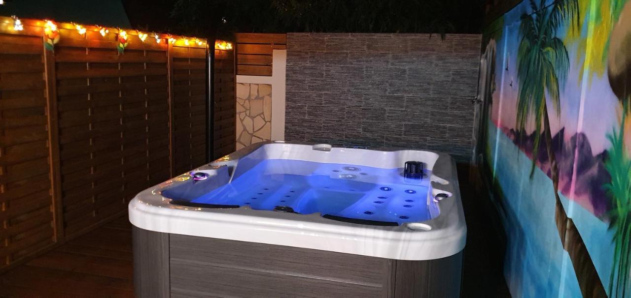 "Chez Claudia "Charmant Logement Avec Jacuzzi Privatif En Toute Intimite Sur Belle Terrasse Exterieure En Bois Et Piscine Courcelles Buitenkant foto