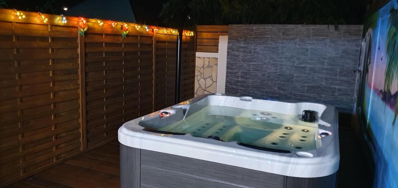 "Chez Claudia "Charmant Logement Avec Jacuzzi Privatif En Toute Intimite Sur Belle Terrasse Exterieure En Bois Et Piscine Courcelles Buitenkant foto